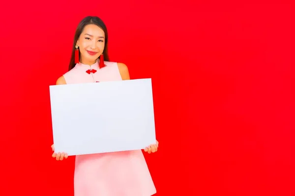 Portret Mooie Jonge Aziatische Vrouw Tonen Wit Leeg Billboard Rode — Stockfoto