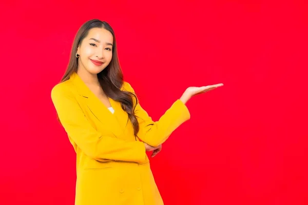 Portret Mooi Jong Bedrijf Aziatische Vrouw Glimlach Met Actie Rood — Stockfoto