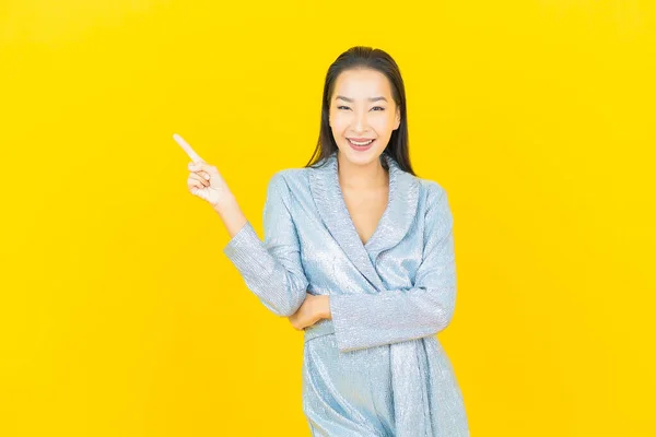 Retrato Hermosa Joven Mujer Asiática Sonrisa Con Acción Sobre Fondo — Foto de Stock