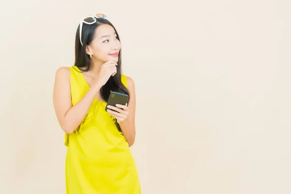 Retrato Hermosa Joven Mujer Asiática Sonrisa Con Teléfono Móvil Inteligente —  Fotos de Stock