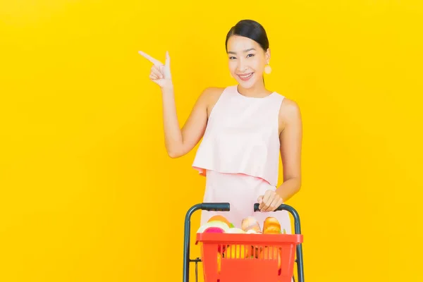 Portrét Krásná Mladá Asijská Žena Úsměv Nákupním Košíkem Supermarketu Žlutém — Stock fotografie