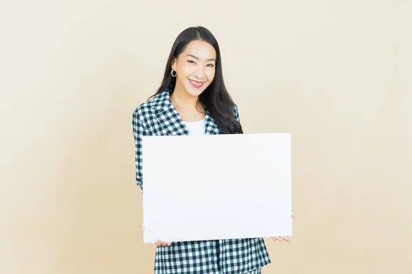 Ritratto Bella Giovane Donna Asiatica Con Cartellone Bianco Vuoto Sfondo — Foto Stock