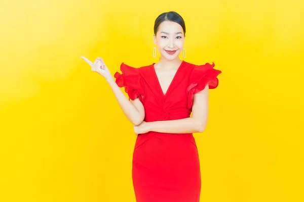 Retrato Hermosa Joven Asiática Mujer Sonrisa Con Acción Color Fondo — Foto de Stock