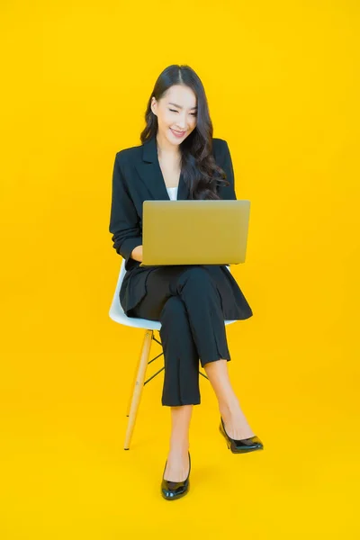 Portret Piękna Młoda Azjatycka Kobieta Uśmiech Laptopa Komputera Odizolowanym Tle — Zdjęcie stockowe
