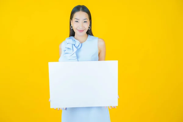 Ritratto Bella Giovane Donna Asiatica Con Cartellone Bianco Vuoto Sfondo — Foto Stock