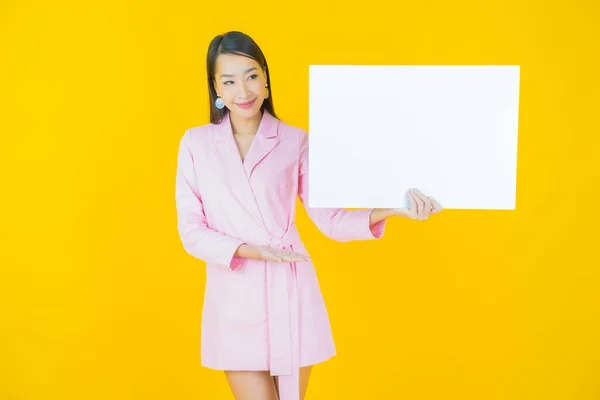 Portret Mooie Jonge Aziatische Vrouw Met Lege Witte Billboard Kleur — Stockfoto