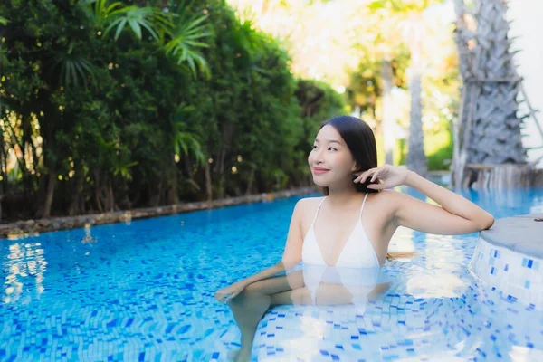 아름다운 아시아인 여인은 여가를 리조트 호텔에 수영장에서 즐거운 미소를 — 스톡 사진