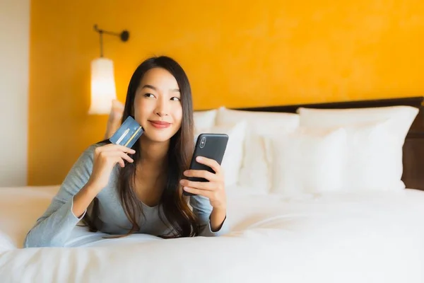Portrait Belle Jeune Femme Asiatique Utilisant Téléphone Portable Avec Carte — Photo