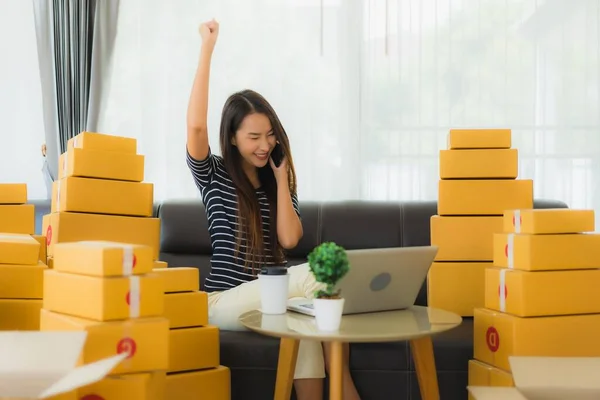 Portret Mooie Jonge Aziatische Vrouw Met Container Kartonnen Doos Verpakking — Stockfoto