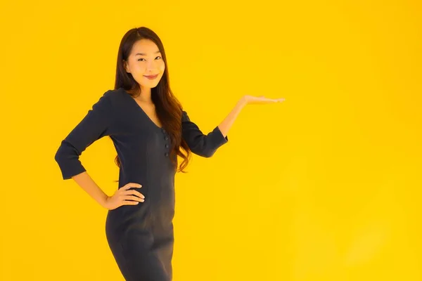 Retrato Bela Jovem Asiático Mulher Com Ação Isolado Amarelo Fundo — Fotografia de Stock