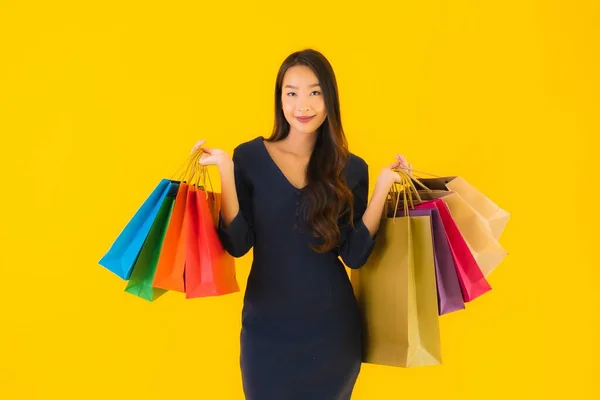 Portret Mooie Jonge Aziatische Vrouw Met Kleurrijke Boodschappentas Gele Geïsoleerde — Stockfoto