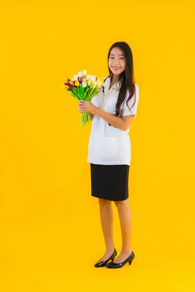 Retrato Hermosa Joven Asiático Mujer Mostrar Colorido Flor Amarillo Aislado — Foto de Stock