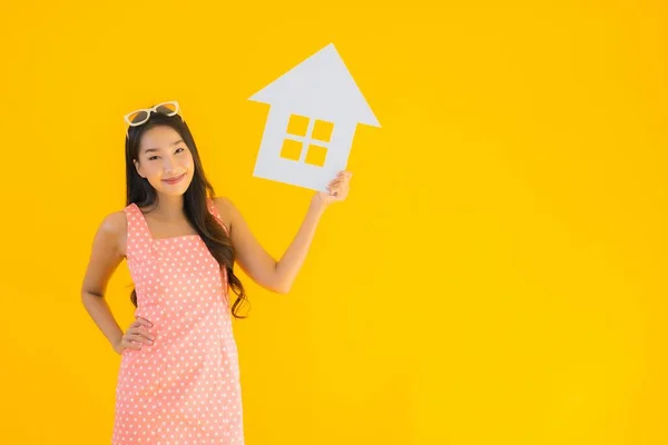 Porträt Schöne Junge Asiatische Frau Zeigen Haus Oder Hausschild Auf — Stockfoto