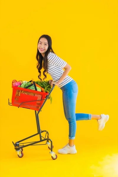 Retrato Bonito Jovem Asiático Mulher Compras Supermercado Carrinho Amarelo Isolado — Fotografia de Stock