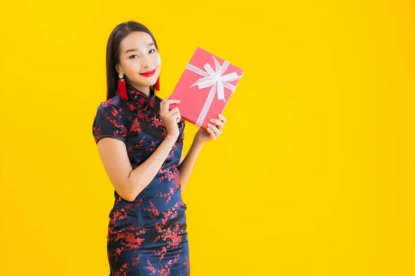 Retrato Bela Jovem Mulher Asiática Usar Vestido Chinês Com Caixa — Fotografia de Stock