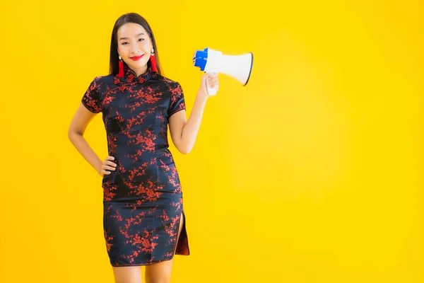 Retrato Bonito Jovem Asiático Mulher Desgaste Chinês Vestido Com Megafone — Fotografia de Stock