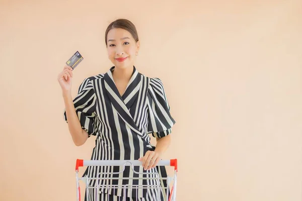 ショッピング食料品のためのショッピングカートと肖像美しい若いアジアの女性 — ストック写真