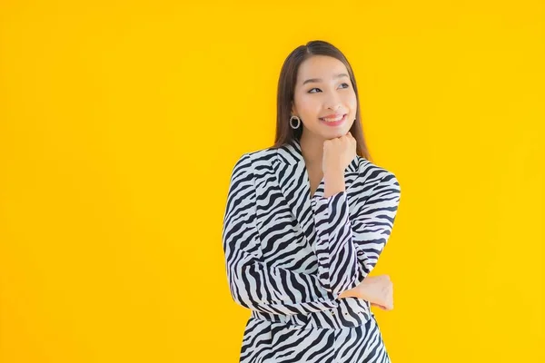 Portrét Krásná Mladá Asijská Žena Úsměv Šťastný Akcí Žlutém Izolovaném — Stock fotografie