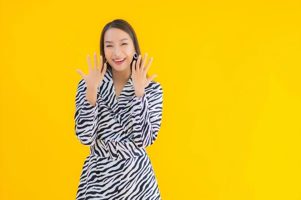 Retrato Bonito Jovem Asiático Mulher Sorriso Feliz Com Ação Amarelo — Fotografia de Stock