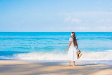 Güzel bir Asyalı kadın portresi. Rahatla. Deniz kıyısı okyanusunda rahatça gülümse.