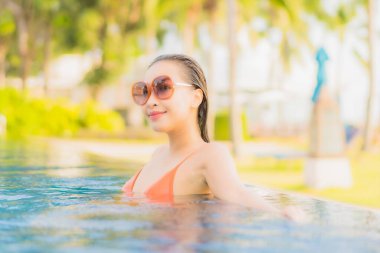 Güzel bir Asyalı kadın portresi. Rahatlayın. Dışarıda yüzme havuzunda rahatlayın.