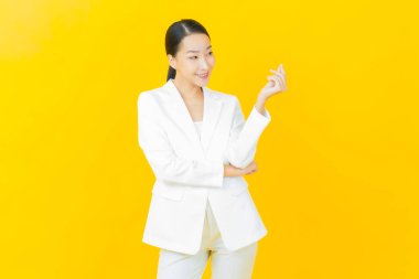 Portre güzel Asyalı kadın gülümsüyor. Renkli arka planda hareket var.