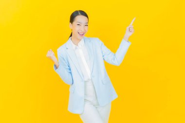 Portre güzel Asyalı kadın gülümsüyor. Renkli arka planda hareket var.