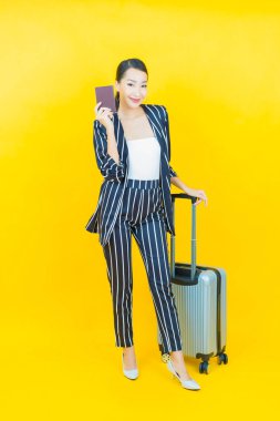 Çantalı ve pasaportlu güzel Asyalı kadın seyahate hazır.