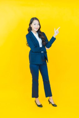 Portre güzel Asyalı kadın gülümsüyor. Renkli arka planda hareket var.