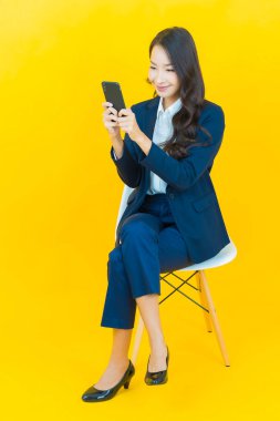 Portre güzel Asyalı kadın gülümsüyor. Renkli arka planda hareket var.