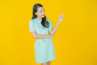 Portre güzel Asyalı kadın gülümsüyor. Renkli arka planda hareket var.