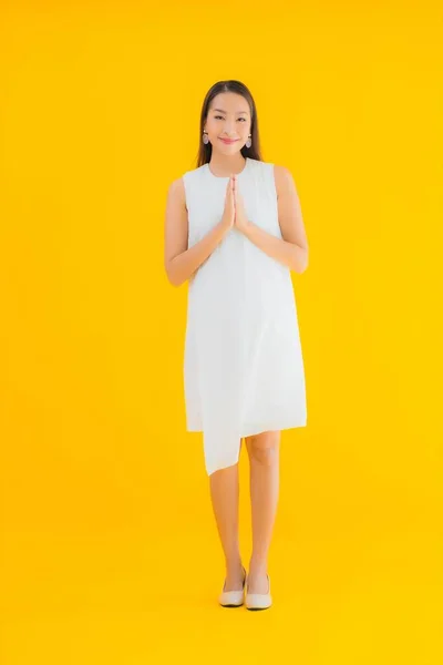 Retrato Hermosa Joven Asiática Mujer Acción Sobre Amarillo Aislado Fondo — Foto de Stock