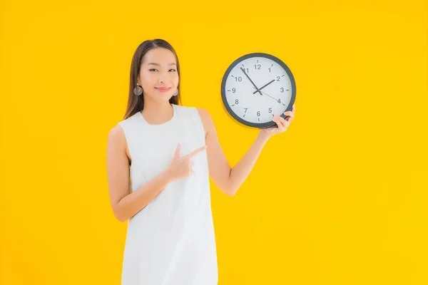 Retrato Bela Jovem Asiático Mulher Com Alarme Relógio Amarelo Isolado — Fotografia de Stock