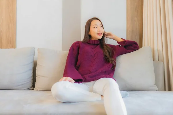 Porträtt Vacker Ung Asiatisk Kvinna Leende Koppla Soffan Vardagsrummet Interiör — Stockfoto