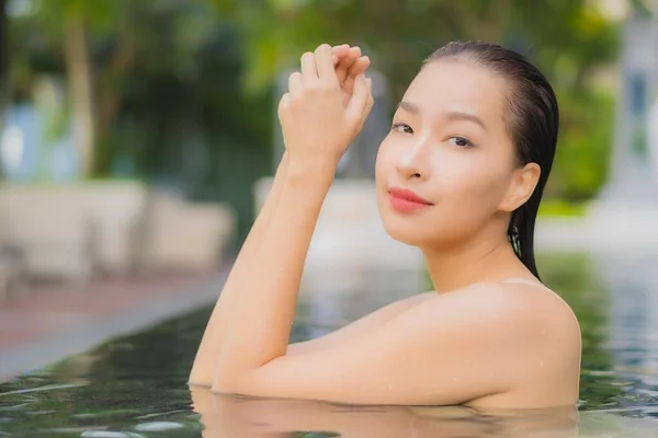 Retrato Bonito Jovem Asiático Mulher Relaxar Sorriso Redor Piscina Livre — Fotografia de Stock