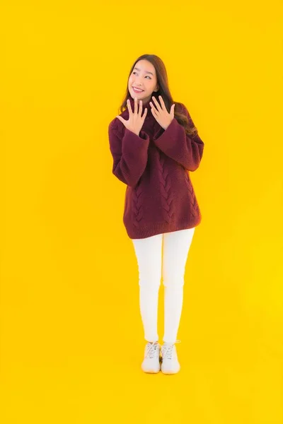 Retrato Bonito Jovem Asiático Mulher Sorriso Feliz Outra Ação Amarelo — Fotografia de Stock
