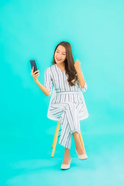 Retrato Hermosa Joven Asiático Mujer Uso Inteligente Móvil Sentarse Silla — Foto de Stock