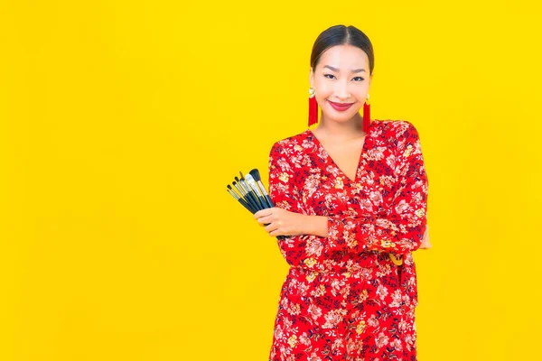 Portrait Belle Jeune Femme Asiatique Avec Pinceau Maquillage Cosmétique Sur — Photo