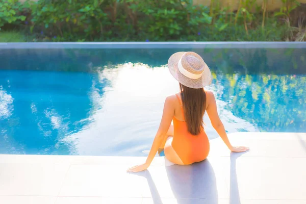 Retrato Hermosa Joven Mujer Asiática Disfrutar Relajarse Alrededor Piscina Para — Foto de Stock