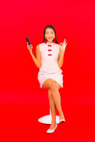 Retrato Bonito Jovem Asiático Mulher Uso Inteligente Celular Vermelho Isolado — Fotografia de Stock