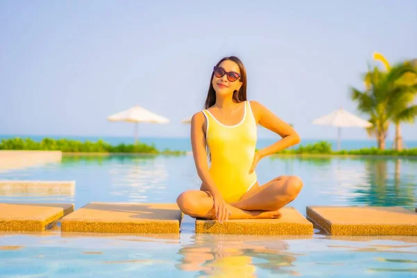 Retrato Bonito Jovem Asiático Mulher Relaxar Sorriso Desfrutar Lazer Torno — Fotografia de Stock