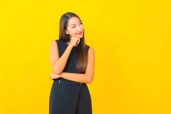 Portret Mooie Jonge Aziatische Zakenvrouw Glimlach Met Actie Gele Kleur — Stockfoto