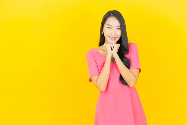 Retrato Hermosa Joven Mujer Asiática Sonrisa Con Acción Sobre Fondo —  Fotos de Stock