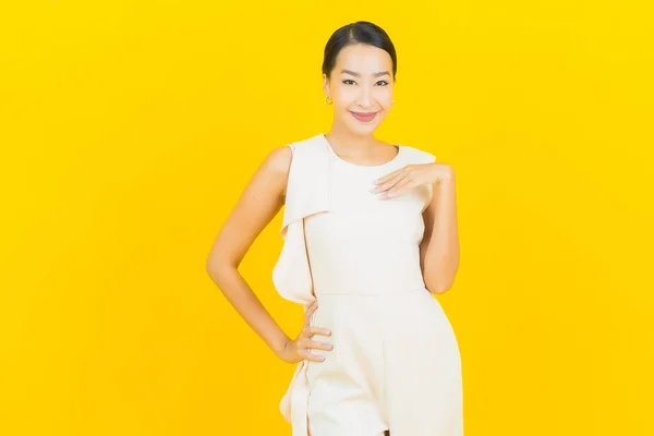 Portrét Krásná Mladá Asijská Žena Úsměv Akcí Žlutém Pozadí — Stock fotografie