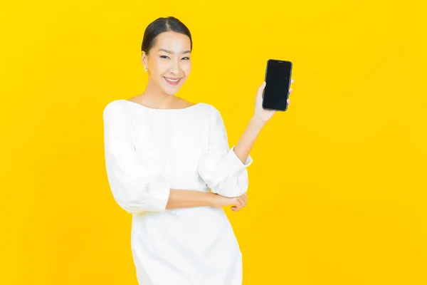 Retrato Bonito Jovem Asiático Mulher Sorriso Com Telefone Celular Inteligente — Fotografia de Stock