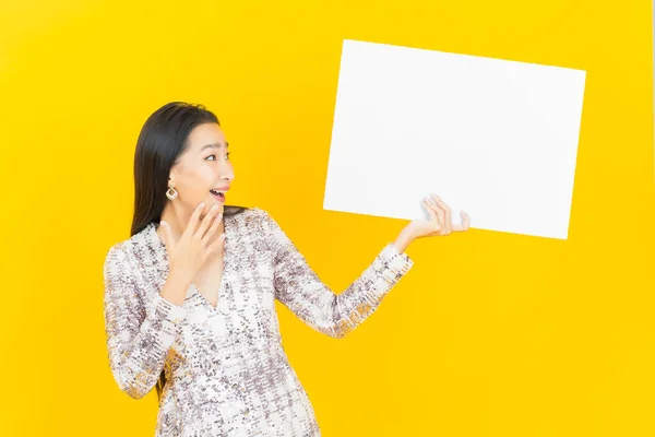 亚洲年轻貌美的女子 背景是空白的白色广告牌 — 图库照片