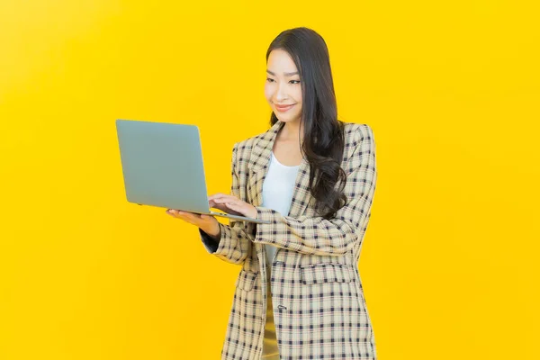 Портрет Красивая Молодая Азиатская Женщина Улыбка Компьютером Ноутбук Изолированном Фоне — стоковое фото