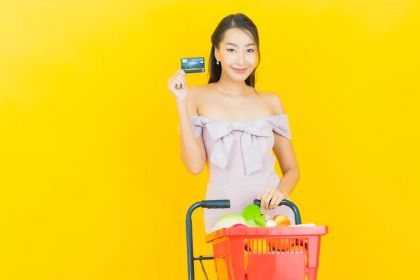 Ritratto Bella Giovane Donna Asiatica Sorriso Con Cesto Della Spesa — Foto Stock