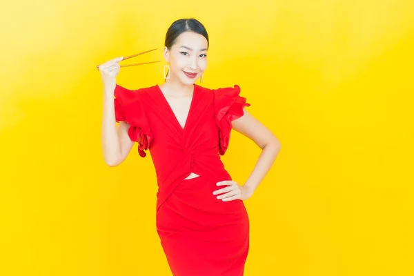 Portrait Belle Jeune Femme Asiatique Avec Baguettes Sur Fond Couleur — Photo