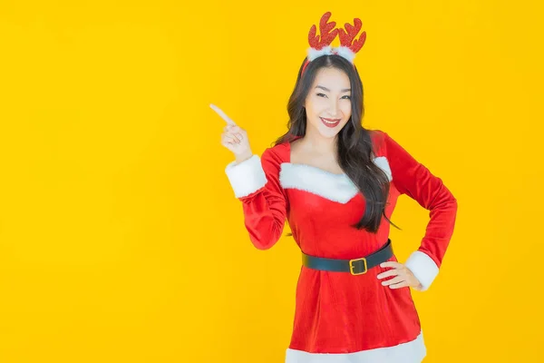 Güzel Bir Asyalı Kadın Portresi Renkli Arka Planda Noel Kostümü — Stok fotoğraf